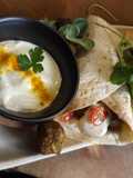 Rollos rellenos de albondiguillas de verdura con salsa de yogurt con Ras el Hanout