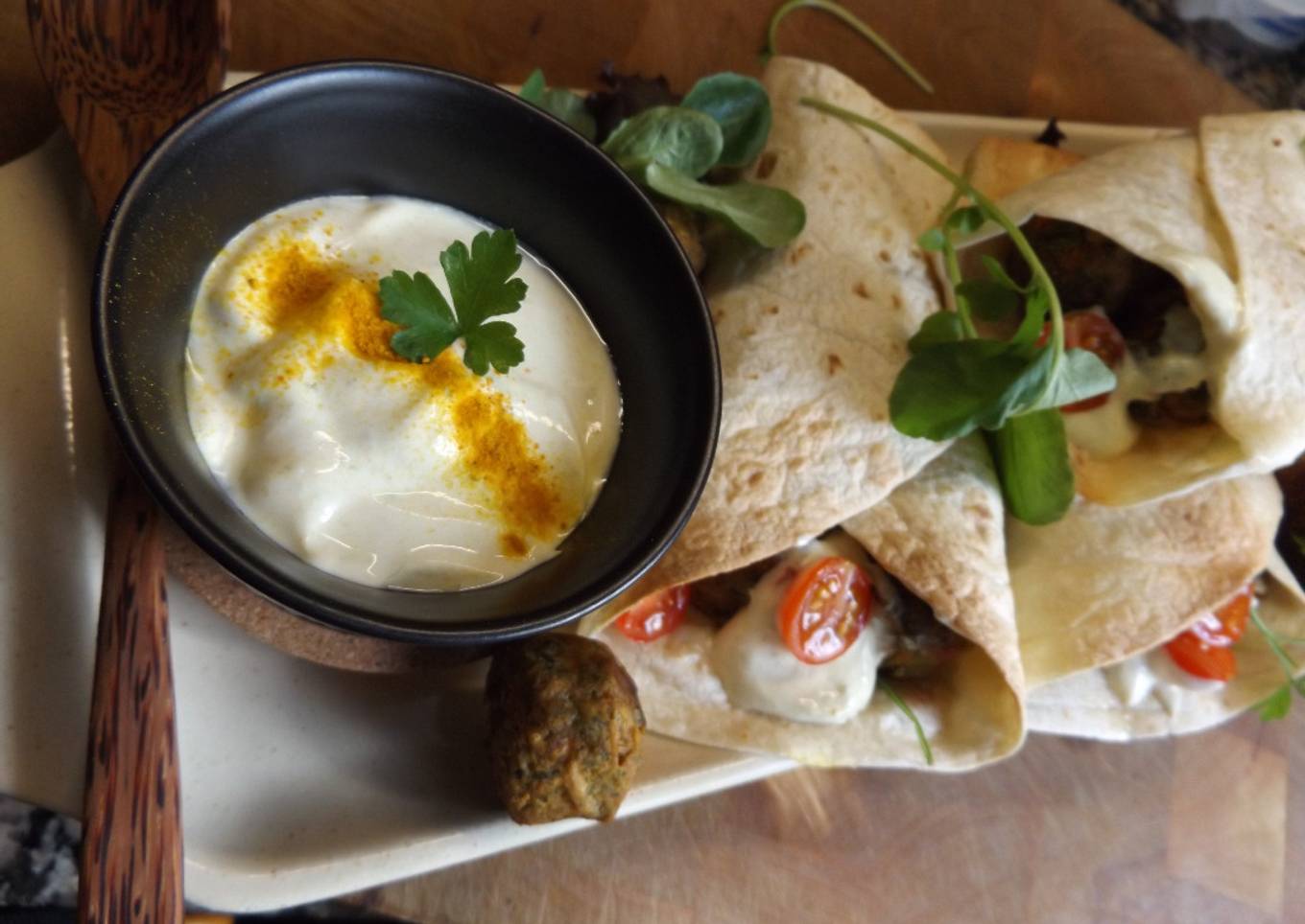 Rollos rellenos de albondiguillas de verdura con salsa de yogurt con Ras el Hanout