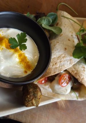 Una foto de Rollos rellenos de albondiguillas de verdura con salsa de yogurt con Ras el Hanout