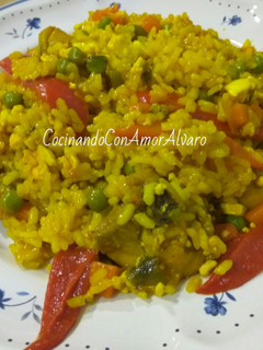 Una foto de Paella de pollo y verduras