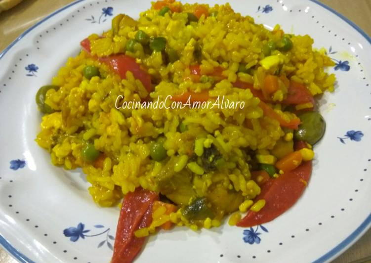 Paella de pollo y verduras