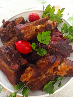 Előfőzött, sült, fűszeres, füstölt oldalas recept fotója