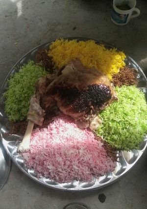 صورة لوصفة فخذ غنم بالرز الملون