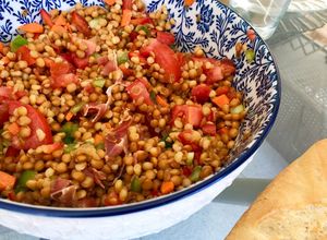 Una foto de Ensalada de lentejas y jamón serrano