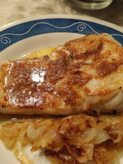 Una foto de Bacalao Skrei con Mantequilla de Miso al limón y Cebolla caramelizada