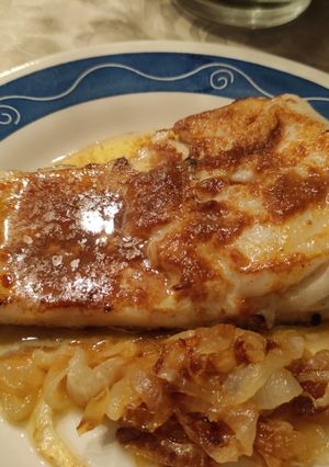 Una foto de Bacalao Skrei con Mantequilla de Miso al limón y Cebolla caramelizada