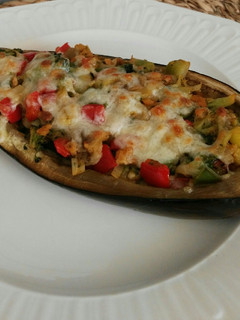 Una foto de Berenjena rellena con verduras y soja