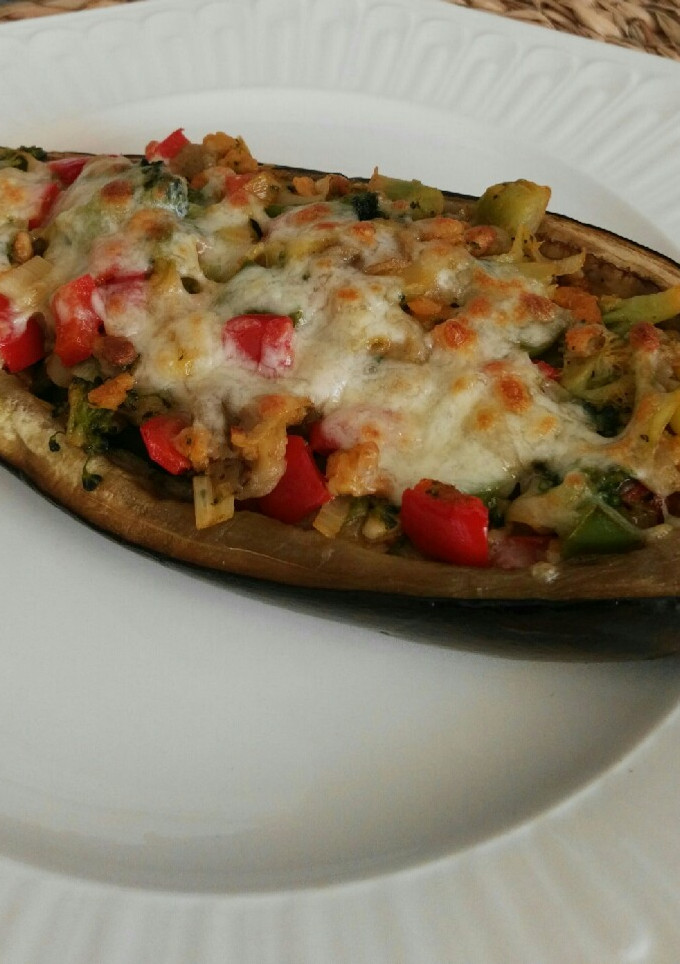 Una foto de Berenjena rellena con verduras y soja