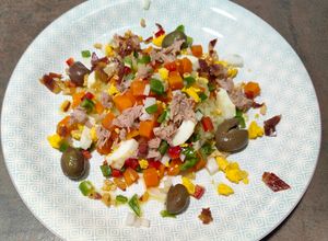 Una foto de Ensalada Campera con Crujiente de Ajo y Jamón Ibérico