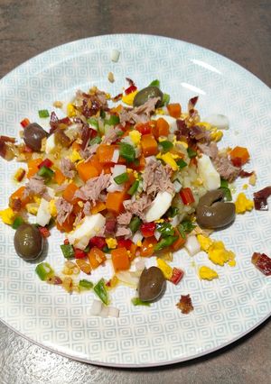 Una foto de Ensalada Campera con Crujiente de Ajo y Jamón Ibérico