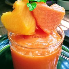 A picture of Papaya lassi.