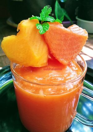 A picture of Papaya lassi.