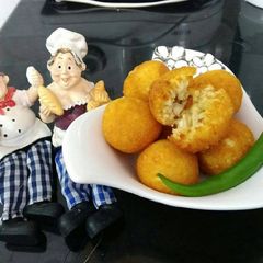 A picture of Paneer puffs.