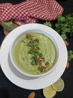 ब्रोकोली आलमंड सूप (broccoli almond soup recipe in Hindi) रेसिपी मुख्य फोटो