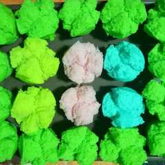 A picture of Kue Cucing/Kue mangkuk.