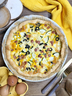 Foto di Torta salata con zucchine, olive e brie