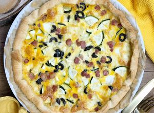 Foto di Torta salata con zucchine, olive e brie