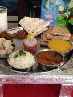 ગુજરાતી થાળી (Gujarati Thali Recipe In Gujarati) રેસીપી મુખ્ય ફોટો