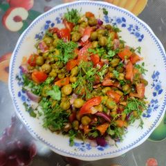 A picture of Hara chana salad.