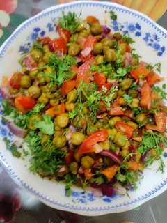 A picture of Hara chana salad.