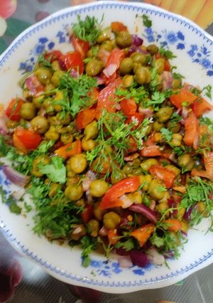A picture of Hara chana salad.