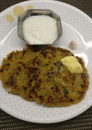 A picture of Flattened rice or poha thalipeeth.