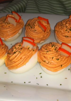 Una foto de Huevos rellenos con palitos cangrejo