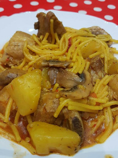 Una foto de Fideos con costillas