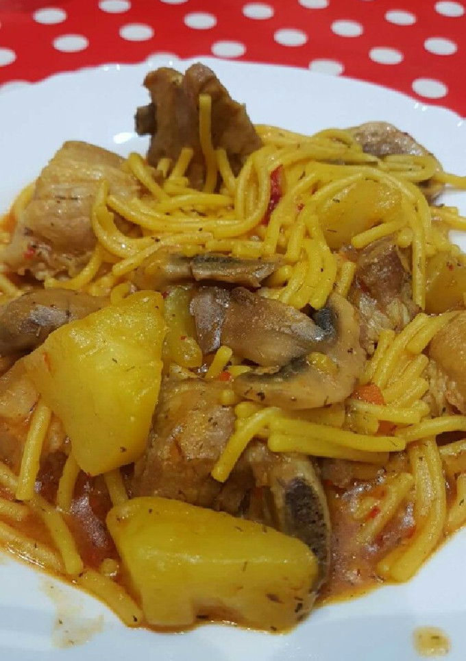 Una foto de Fideos con costillas
