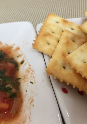 Foto resep Crackers with homemade dipping sauce