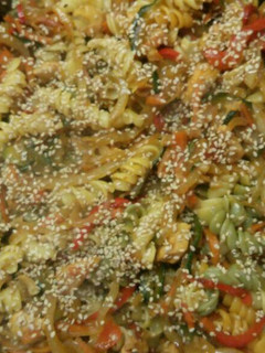 Una foto de Pasta con vegetales y pollo al wok