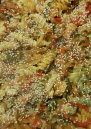 Una foto de Pasta con vegetales y pollo al wok