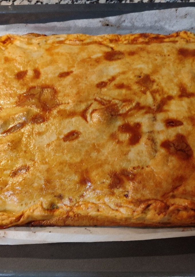 Una foto de Empanada de pisto 😋😋😜