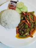 เนื้อสับผัดเครื่องแกงราดหน้าข้าว