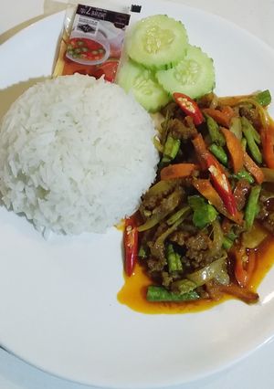 รูปของ เนื้อสับผัดเครื่องแกงราดหน้าข้าว
