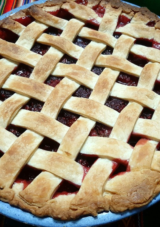 Una foto de Tarta de frambuesas, fresas y manzana estilo americano