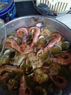 Una foto de Cocochas de bacalao con almejas y langostinos
