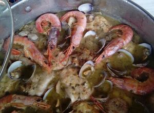 Una foto de Cocochas de bacalao con almejas y langostinos