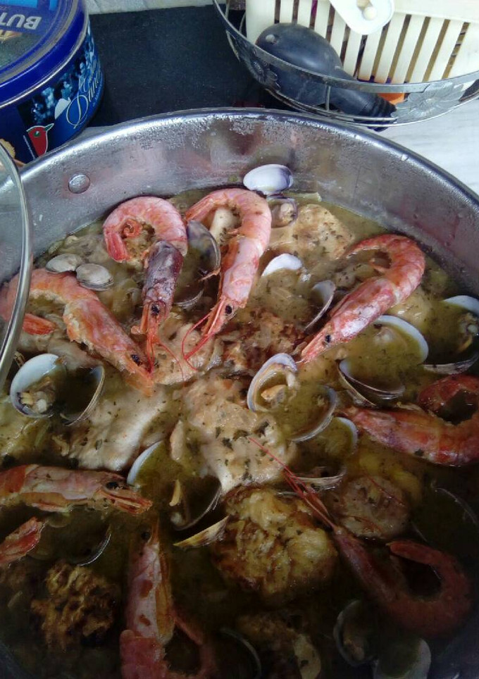 Una foto de Cocochas de bacalao con almejas y langostinos