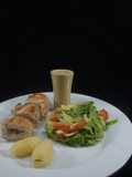 Pechuga de pollo rellena de champiñones al ajillo con ensalada