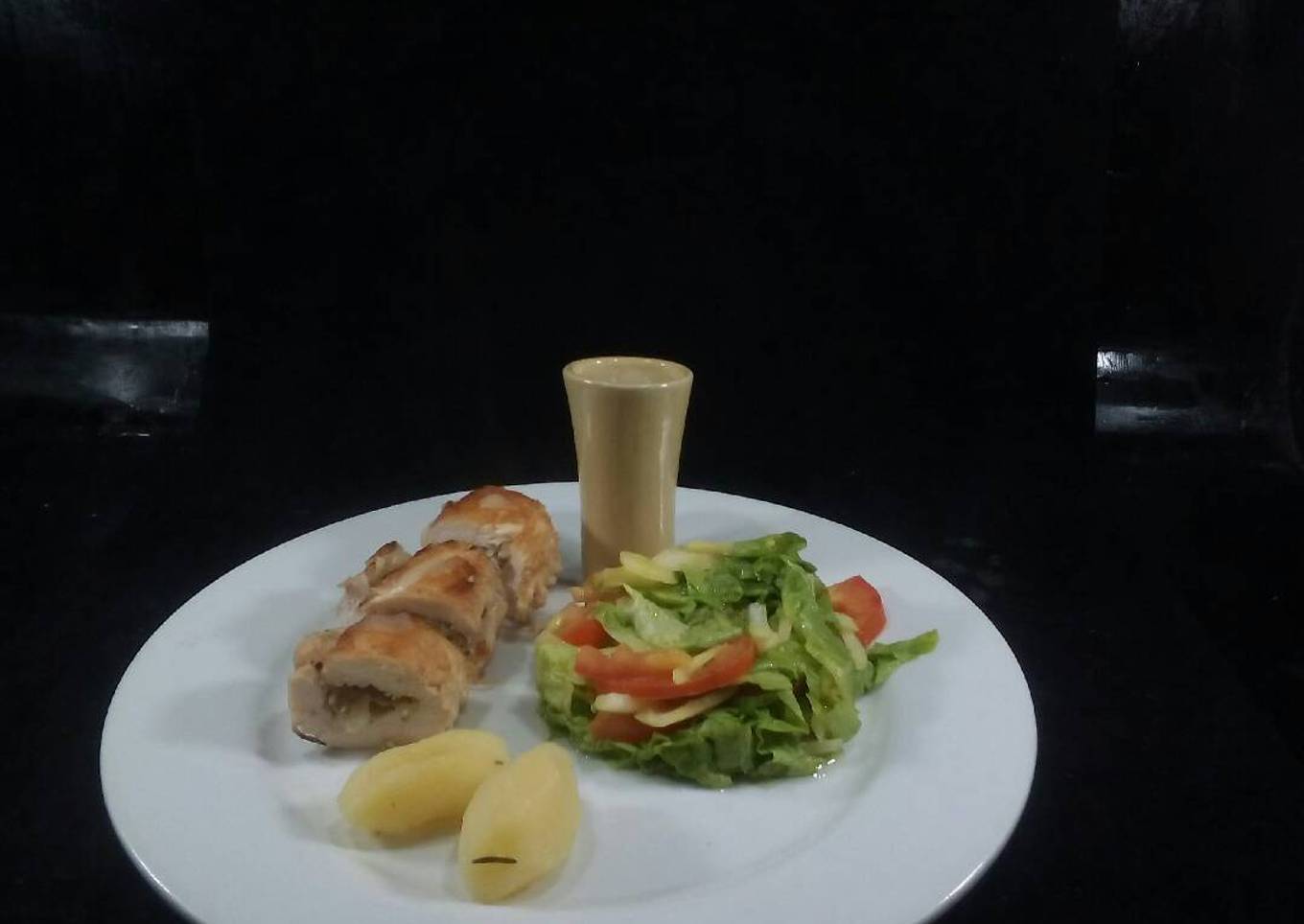 Pechuga de pollo rellena de champiñones al ajillo con ensalada