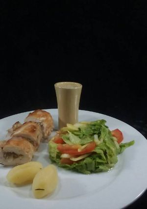 Una foto de Pechuga de pollo rellena de champiñones al ajillo con ensalada