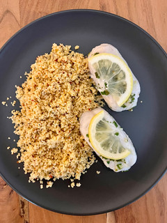 Una foto de 🐟 Merluza al limón con cous cous 🍋