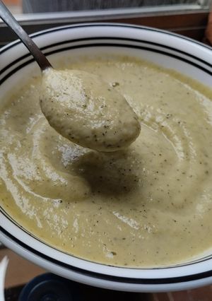 Una foto de Salsa🫕cremosa🧄🥒de calabacín tatemado🥰