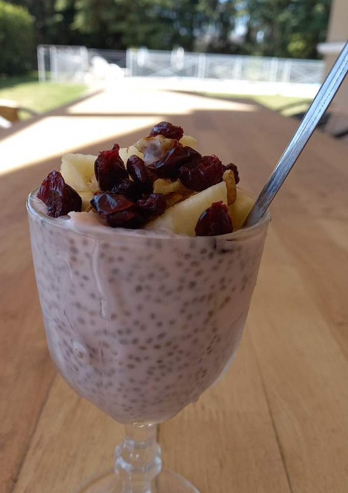 Una foto de Pudín de chía yogurth y frutas