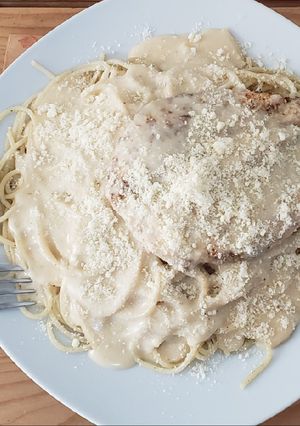 Una foto de Spaghetti con salsa de alcachofas y filete de pollo 🇵🇪