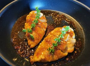 Hasselback csirkemell mézes chili szósszal recept fotója