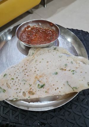 चावल आटे का चीला और चटनी रेसिपी मुख्य फोटो
