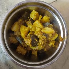 A picture of Potato brinjal ki sabji.