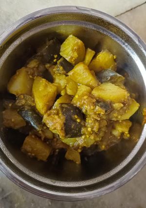 A picture of Potato brinjal ki sabji.